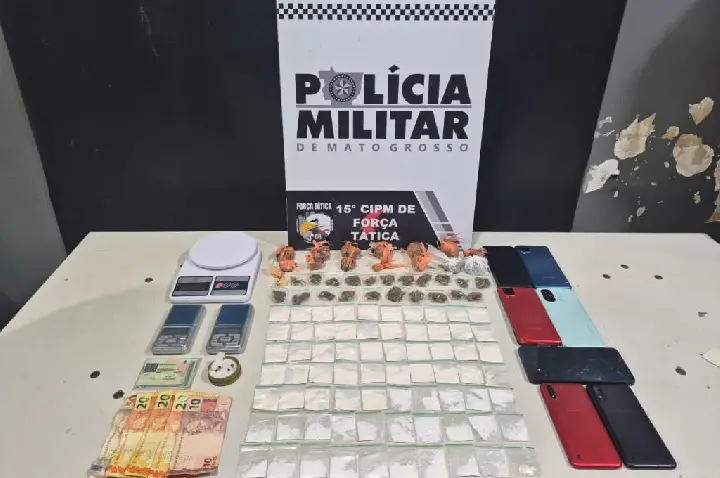 Força Tática prende homem com 106 porções de maconha e cocaína.