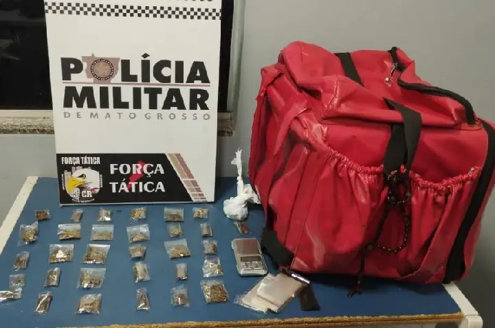 Força Tática prende motociclista com 31 porções de drogas.