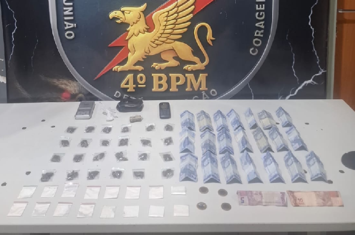 Força Tática prende mulher com porções de maconha e cocaína.