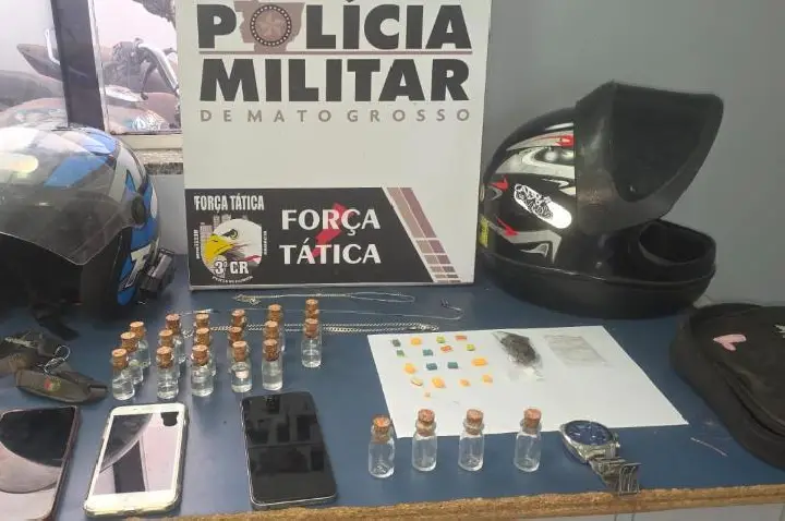 Força Tática prende quatro homens e apreende frascos de “loló” e comprimidos de ecstasy.