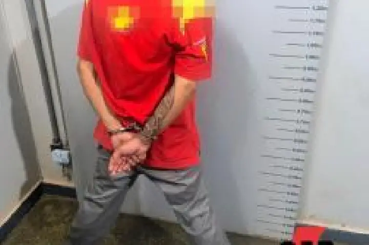 Homem agride a companheira e confessa que só parou porque foi segurado por populares.