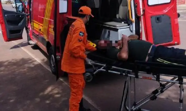 Homem com crise convulsiva é socorrido em avenida.