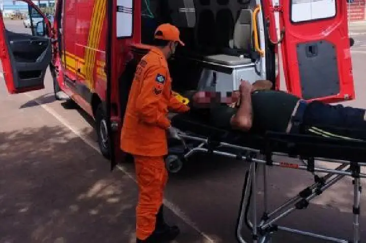 Homem com crise convulsiva é socorrido em avenida.