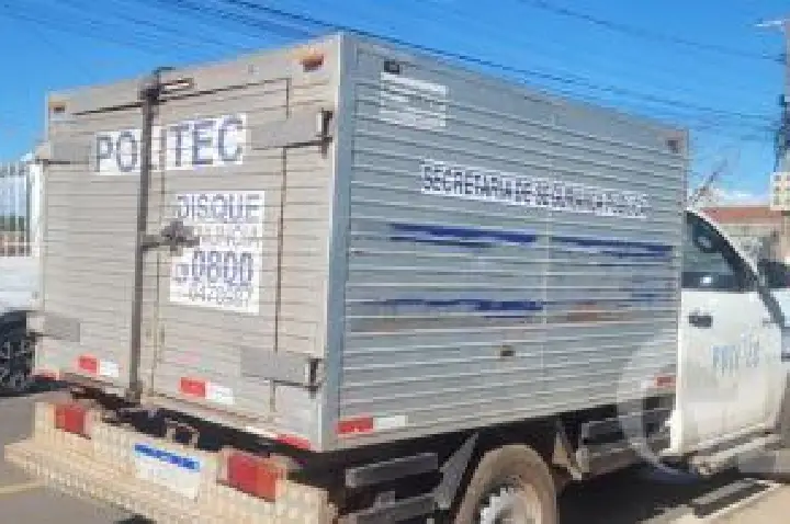 Homem de 33 anos é morto a tiros dentro de residência.