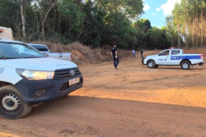 Homem é achado morto em fazenda e corpo estava sendo 'devorado' por cães.