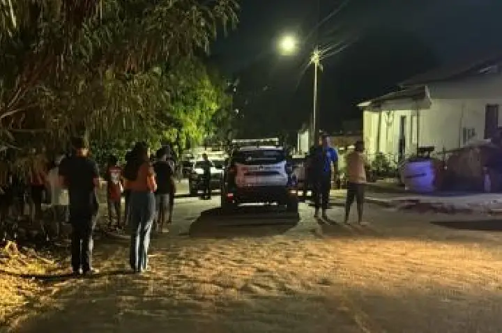 Homem é assassinado com tiros na cabeça em rua.