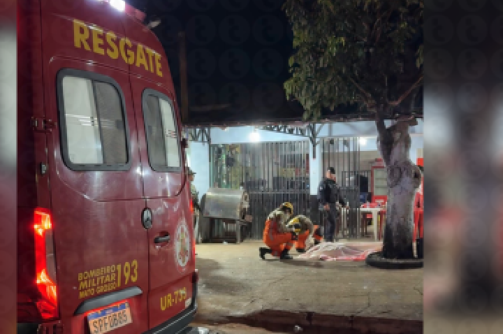 Homem é assassinado por dupla armada em rua.