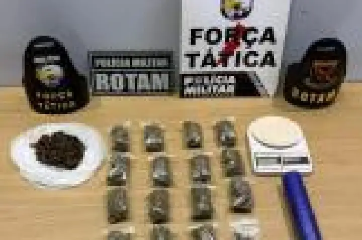 Homem é flagrado comprando maconha e acaba preso com suposto traficante.