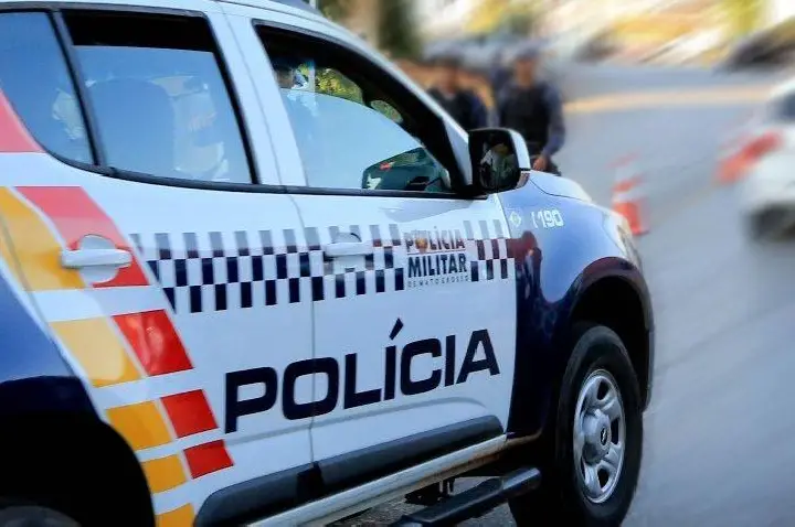 Homem é morto com paulada na cabeça e facadas em briga.