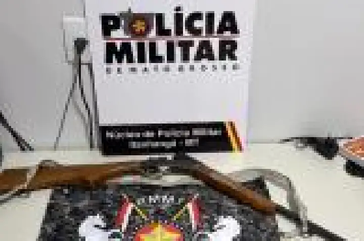 Homem é preso após a polícia encontrar espingarda com numeração raspada.