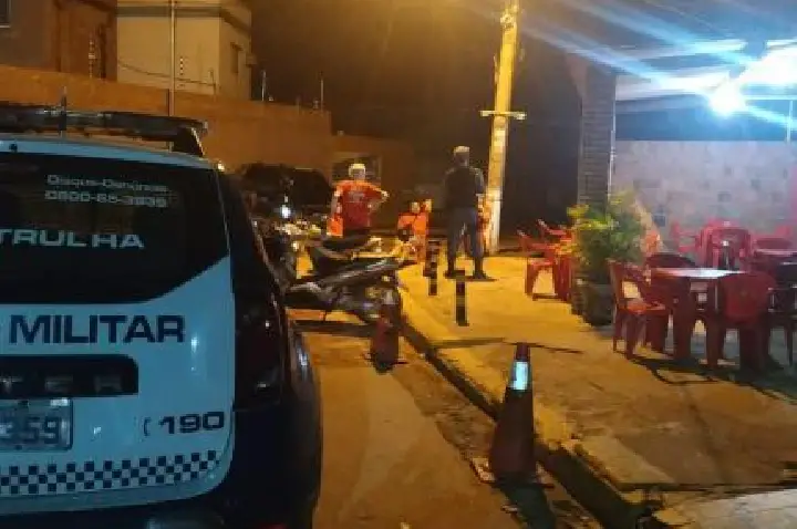 Homem é preso após tentar matar rapaz a facadas em surto.