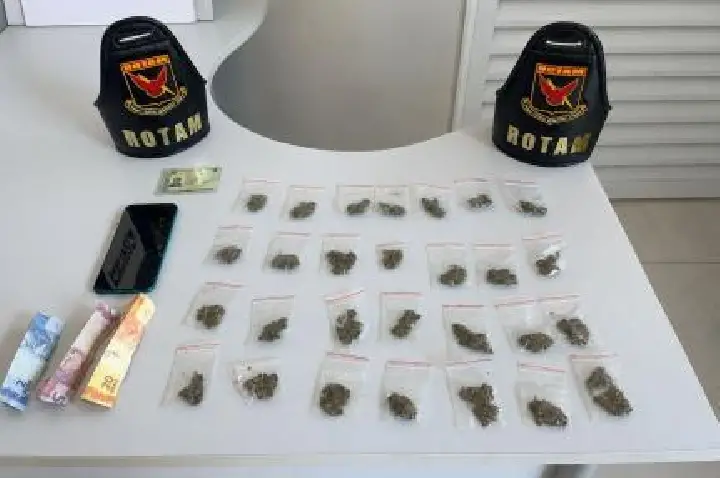 Homem é preso e adolescente apreendido com drogas.
