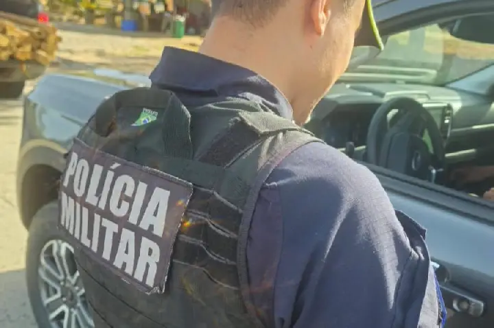 Homem é preso pela Polícia Militar em flagrante por agredir companheira após discussão em bar.
