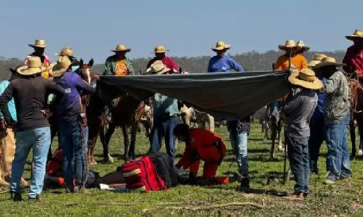 Homem é resgatado de helicóptero após cair de cavalo durante trabalho com gado.