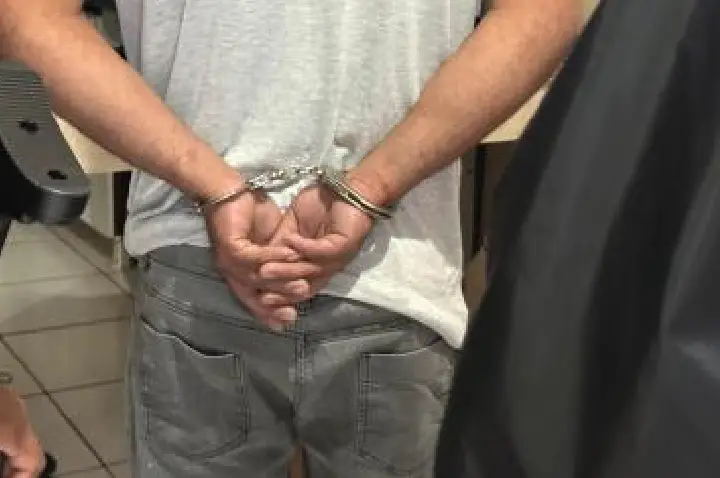 Homem intimida e ameaça bater em mulher com quem tem rixa.