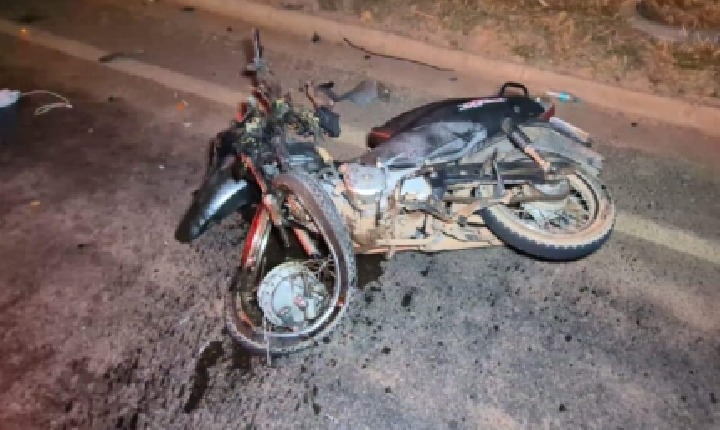 Homem morre após bater motocicleta Biz em caminhão.