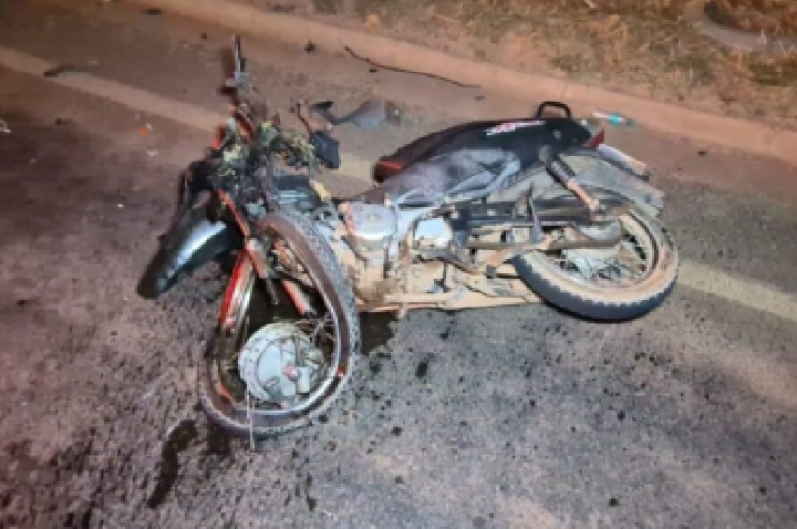 Homem morre após bater motocicleta Biz em caminhão.