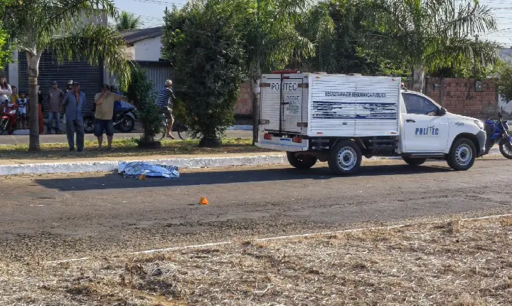Idosa de 66 anos morre atropelada e motorista foge sem prestar socorro.