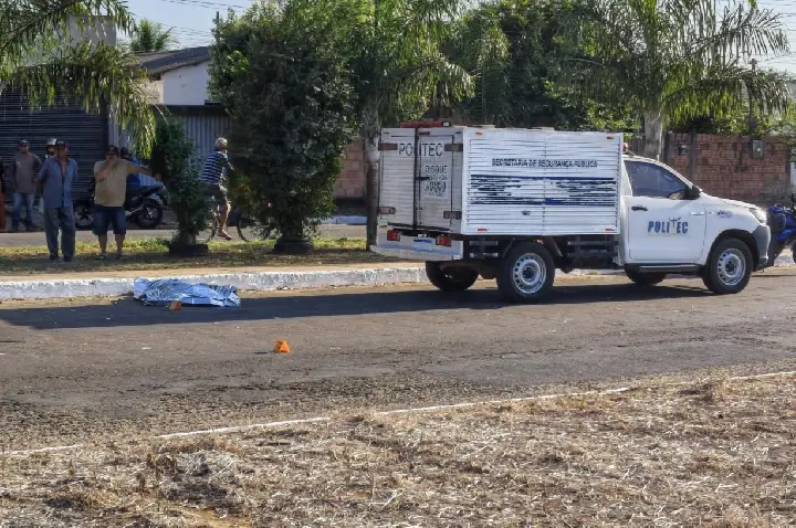 Idosa de 66 anos morre atropelada e motorista foge sem prestar socorro.