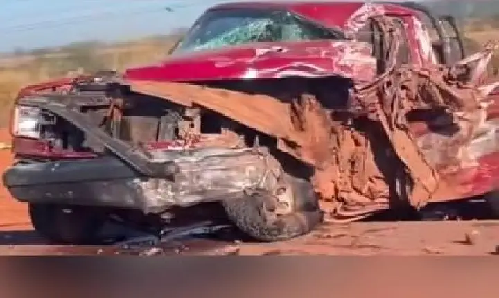Idoso morre em acidente entre caminhonete e caminhão.