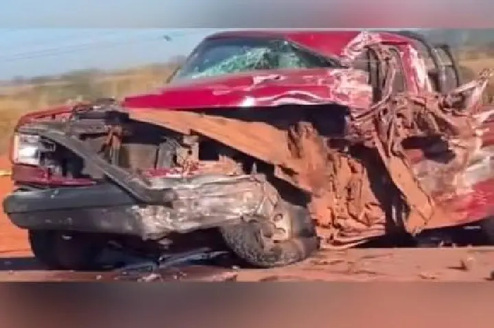 Idoso morre em acidente entre caminhonete e caminhão.