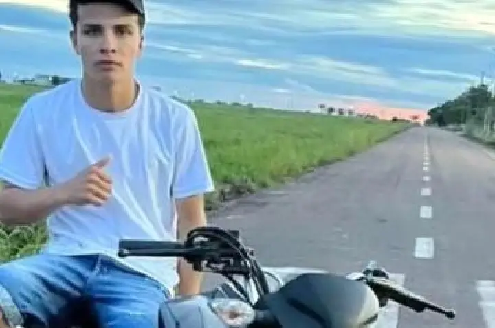 Jovem de 18 anos morre horas após ser socorrido em acidente de moto.