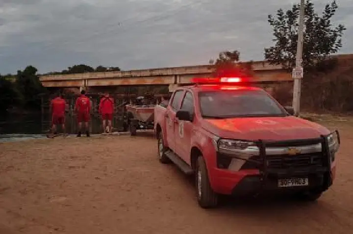 Jovem morre afogado durante lazer com amigos em rio.