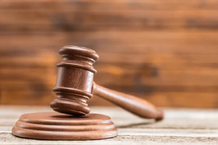 Justiça manda tomar bens de mulher para pagar dívidas do marido com pensão alimentícia.