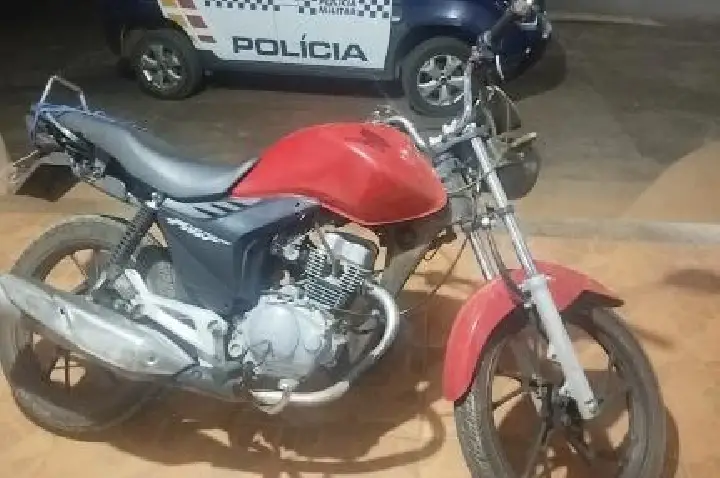 Menor bate em viatura e perde a moto no mesmo dia da compra.