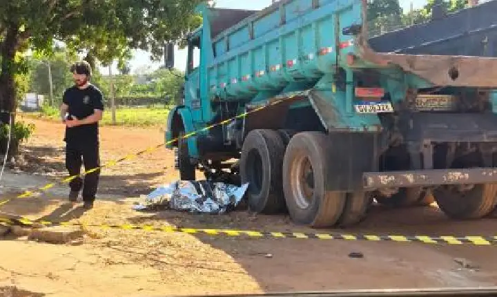Menor morre ao bater moto elétrica contra caminhão-caçamba.