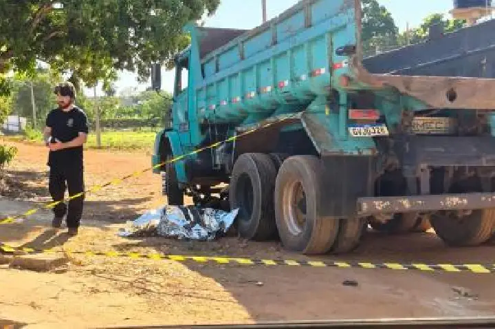 Menor morre ao bater moto elétrica contra caminhão-caçamba.