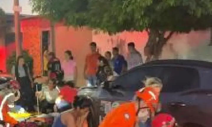 Menores ficam feridas em batida de moto elétrica e carro.