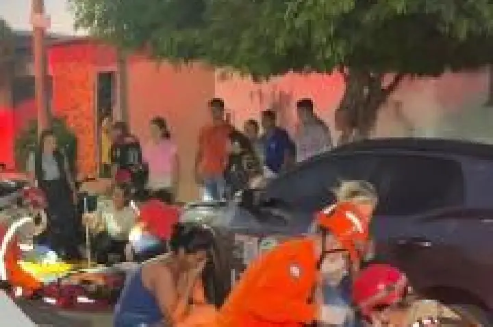 Menores ficam feridas em batida de moto elétrica e carro.