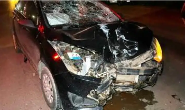 Motociclista fica ferida após bater de frente com veículo.