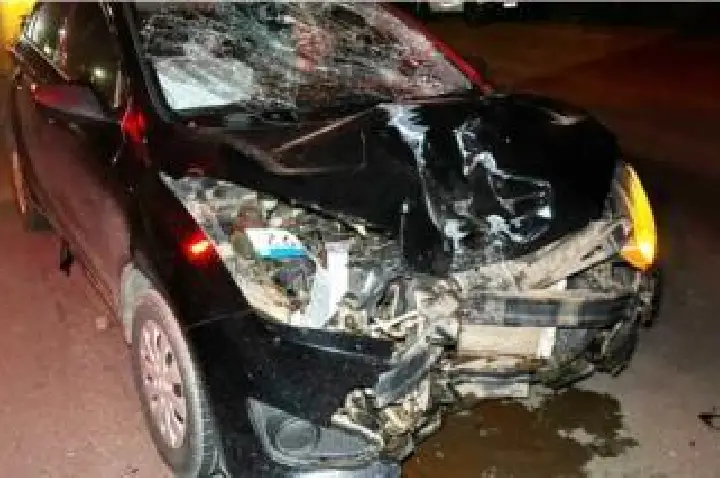 Motociclista fica ferida após bater de frente com veículo.