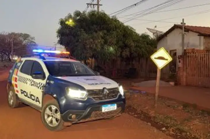 Motociclistas tentam matar jovem de 17 anos com 3 tiros.