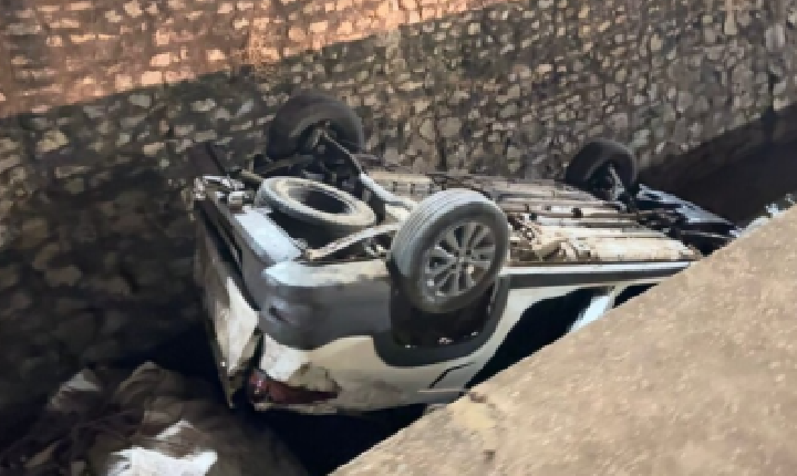 Motorista cochila ao volante e picape capota às margens da BR-163.