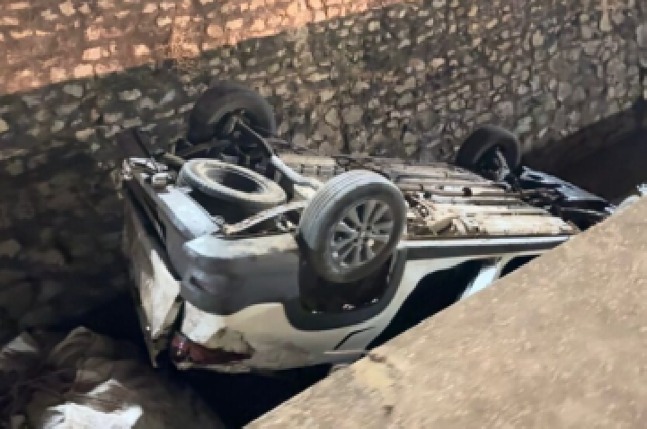 Motorista cochila ao volante e picape capota às margens da BR-163.