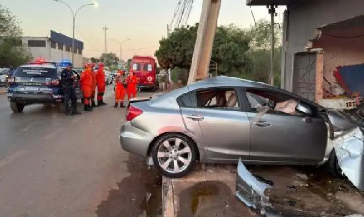 Motorista é arremessado de carro e morre em acidente.