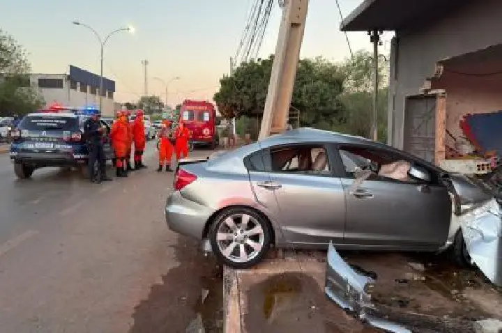 Motorista é arremessado de carro e morre em acidente.
