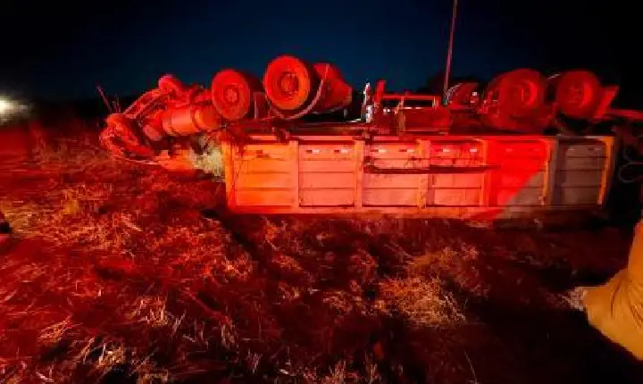 Motorista morre ao perder o controle de veículo de carga e capotar na MT-235.