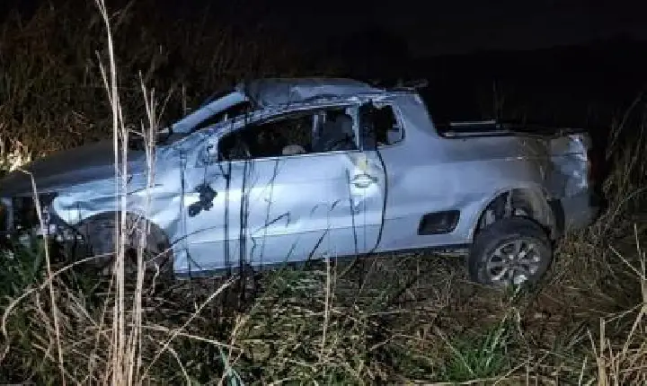 Motorista morre após carro capotar no interior.