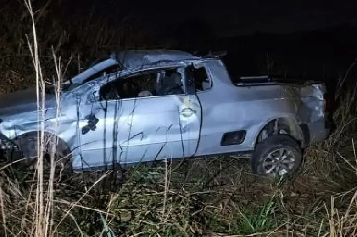Motorista morre após carro capotar no interior.
