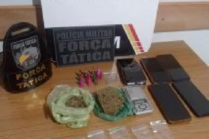 Movimentação em casa gera suspeita e acaba com dois traficantes presos.