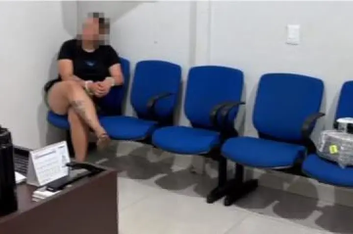 Mulher de 23 anos é presa por esfaquear idoso na cabeça e na mão.