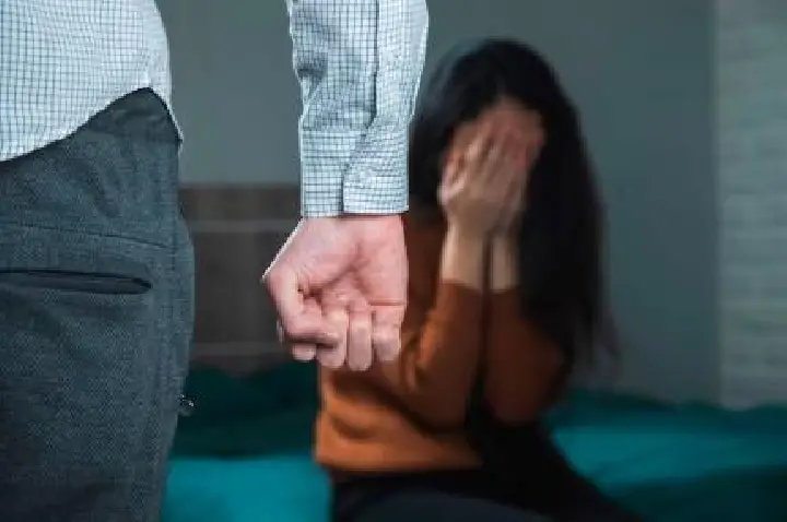 Mulher é agredida e ameaçada de morte pelo ex-companheiro ao voltar do trabalho.