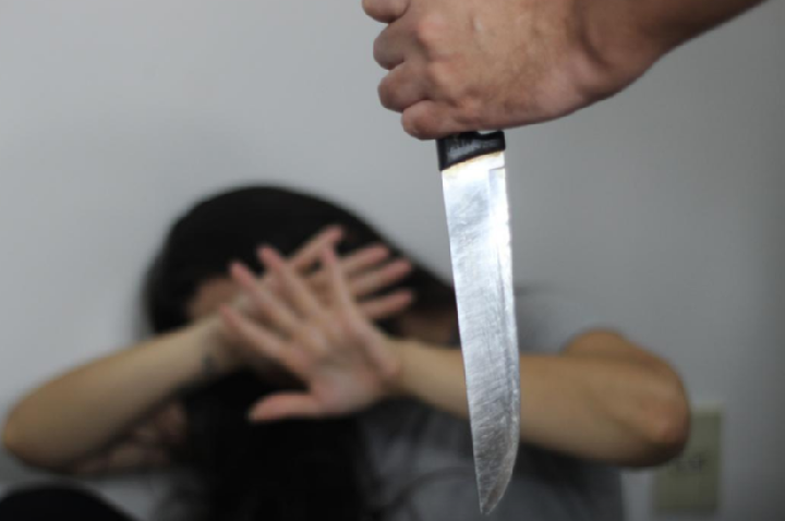 Mulher é morta a facadas pelo companheiro na frente do filho de 7 anos.