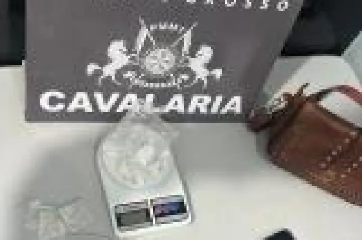 Mulher é presa por tráfico de drogas no interior; comandada por Facção criminosa.