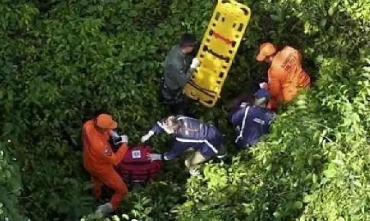 Mulher é resgatada após ficar três dias perdida em área de mata fechada.