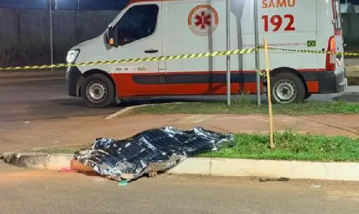 Mulher pula de moto, acaba atropelada e morre.
